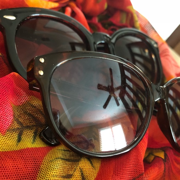 Sun glasses - Picture 2 of 2